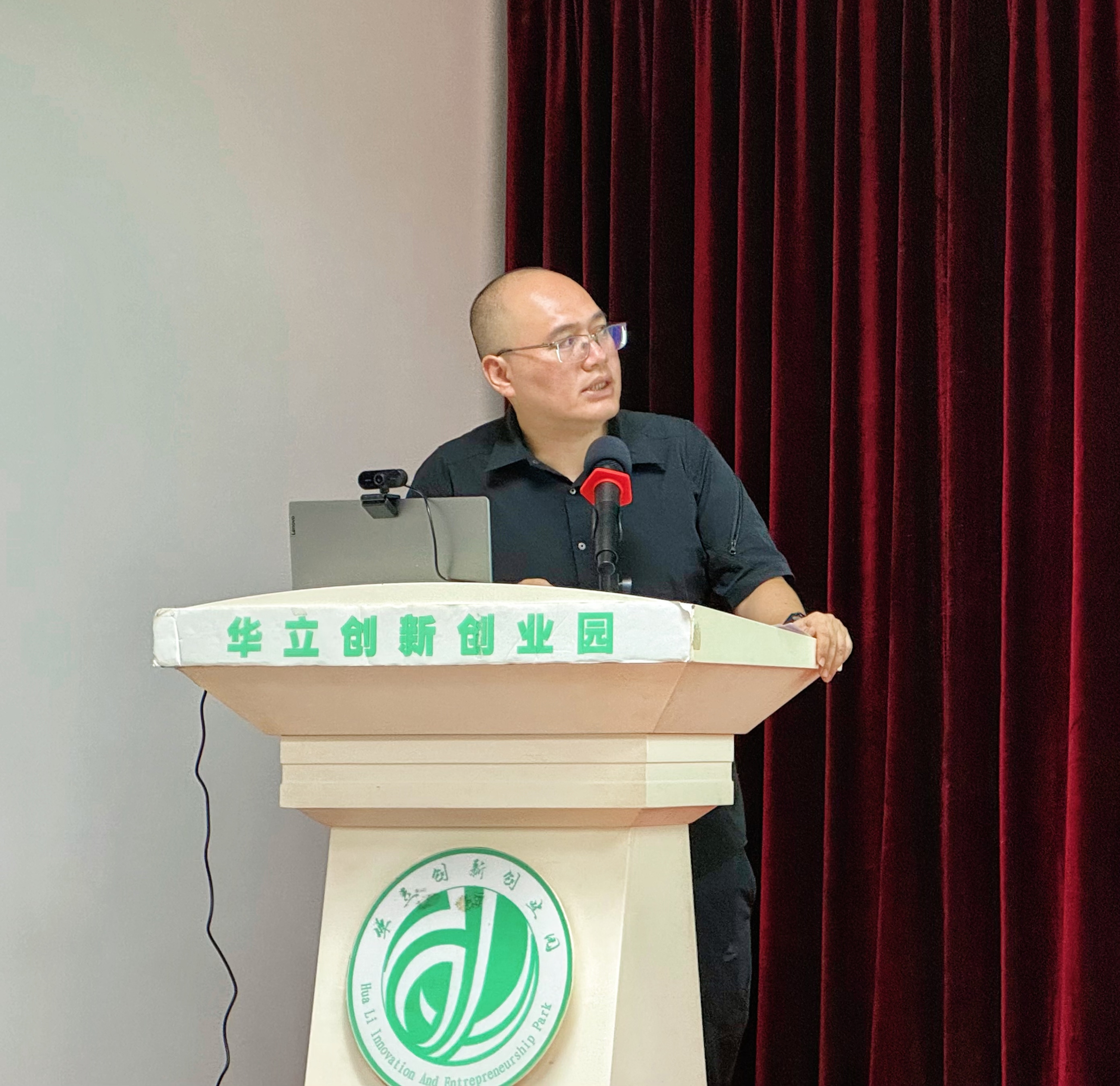 华立创新创业园总经理柯建波作工作汇报