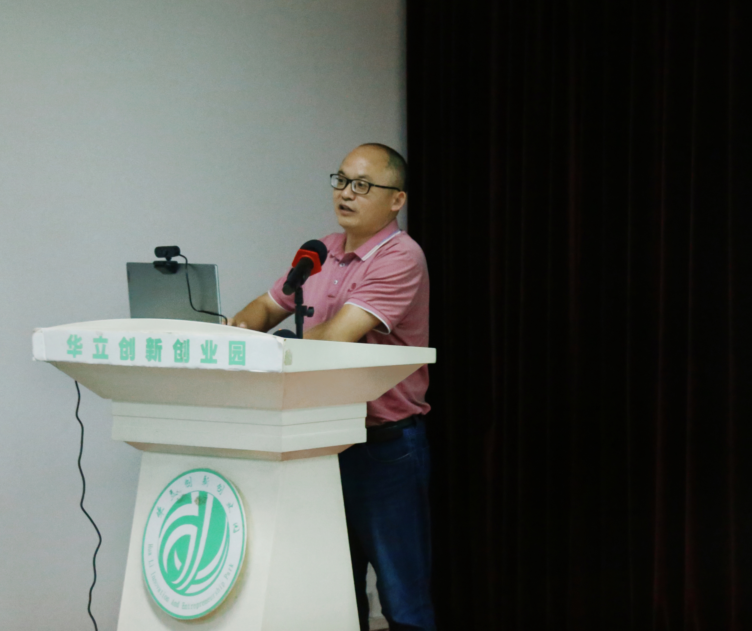 广东省华立技师学院副校长肖小兵作工作汇报