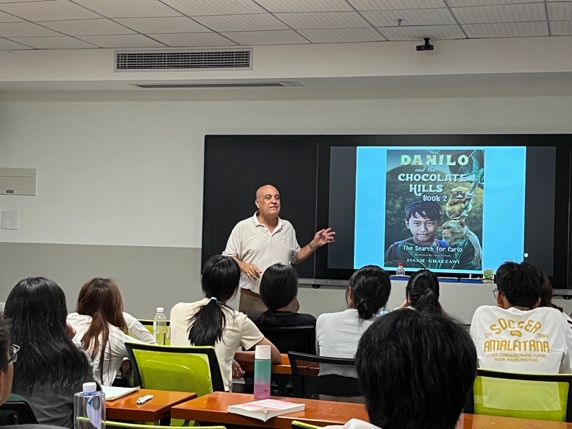 会议室里的人们
描述已自动生成