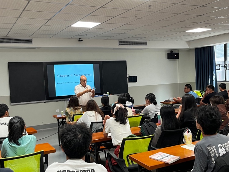 会议室里的人们
描述已自动生成