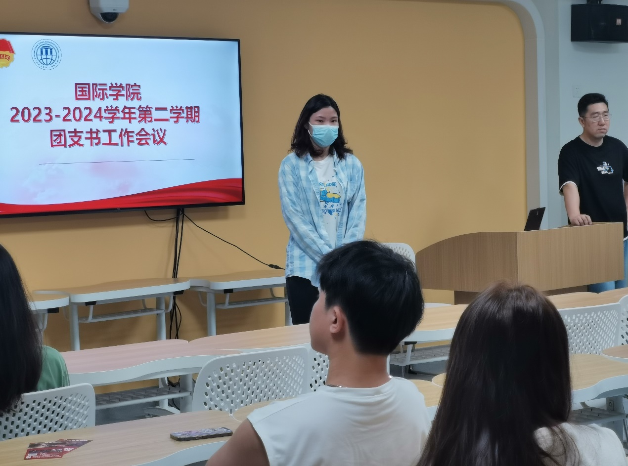 电脑前的人们
中度可信度描述已自动生成