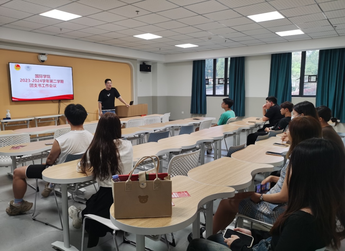 一群人在餐厅里
中度可信度描述已自动生成