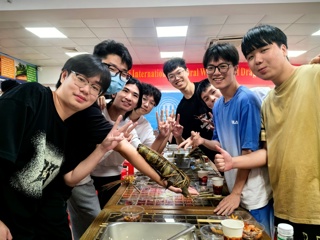 传统与创新交融—国际学院举办中外师生“与粽不同，华立国际学院端午文化节” 活动