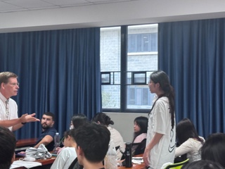 皇家墨尔本理工大学STEM学院院长Charles Brennan教授一行到访华立国际学院学术讲座2