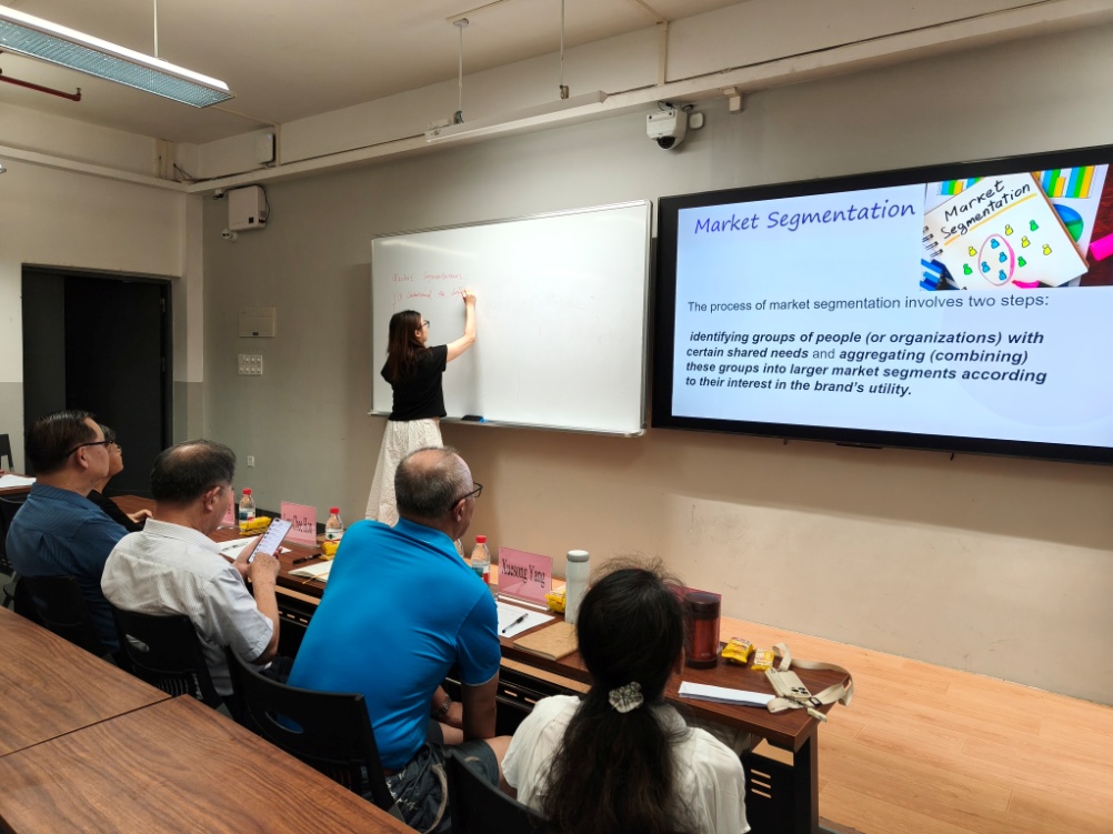 C:\Users\dydt6\Desktop\Photo & Video青年教师试讲视频照片\青年教师试讲视频照片\采用\邓慧欣.jpg