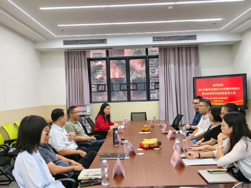 一群人在餐厅用餐
AI 生成的内容可能不正确。