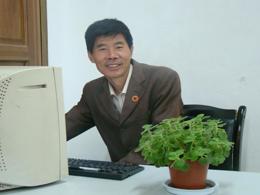 管理学院实验室主任—张德龙副教授