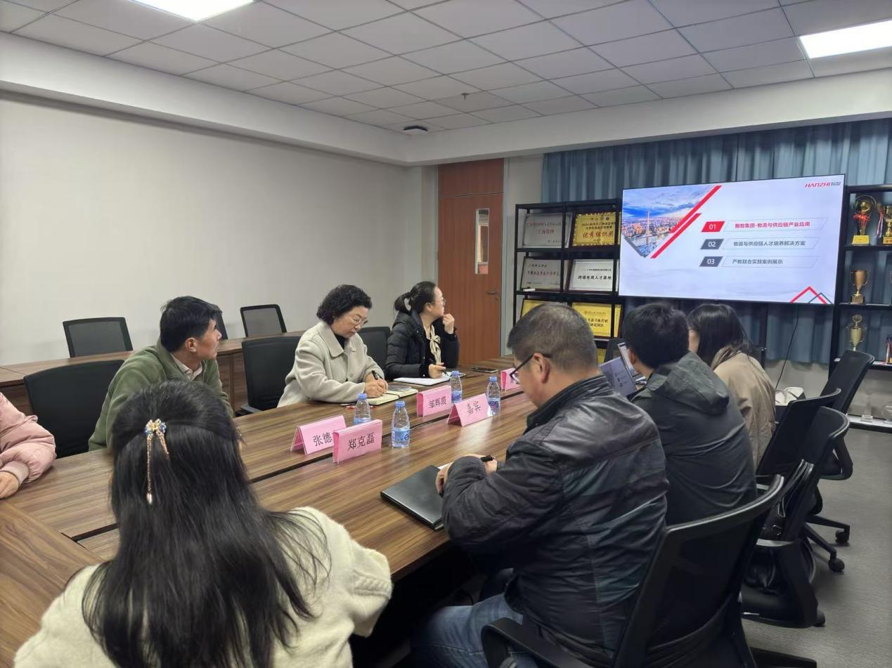 会议室里的人们
描述已自动生成