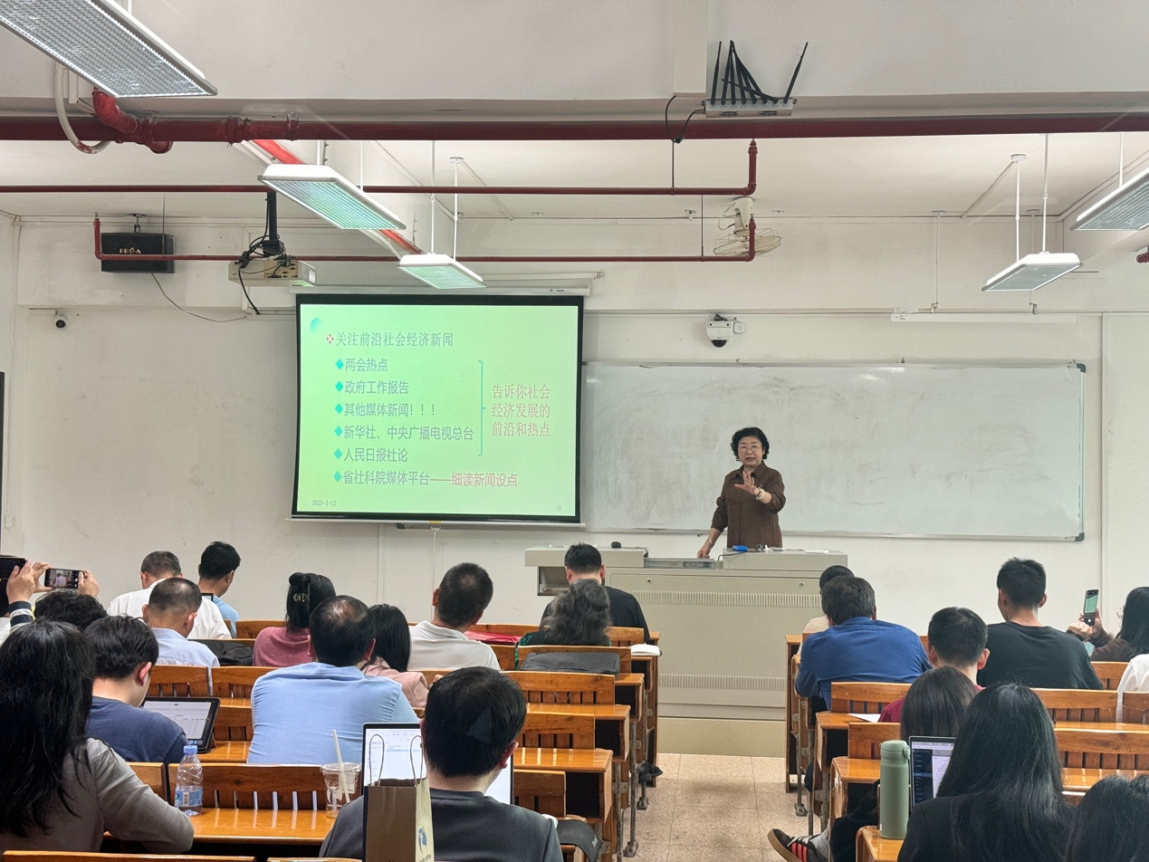 会议室里的人们
AI 生成的内容可能不正确。