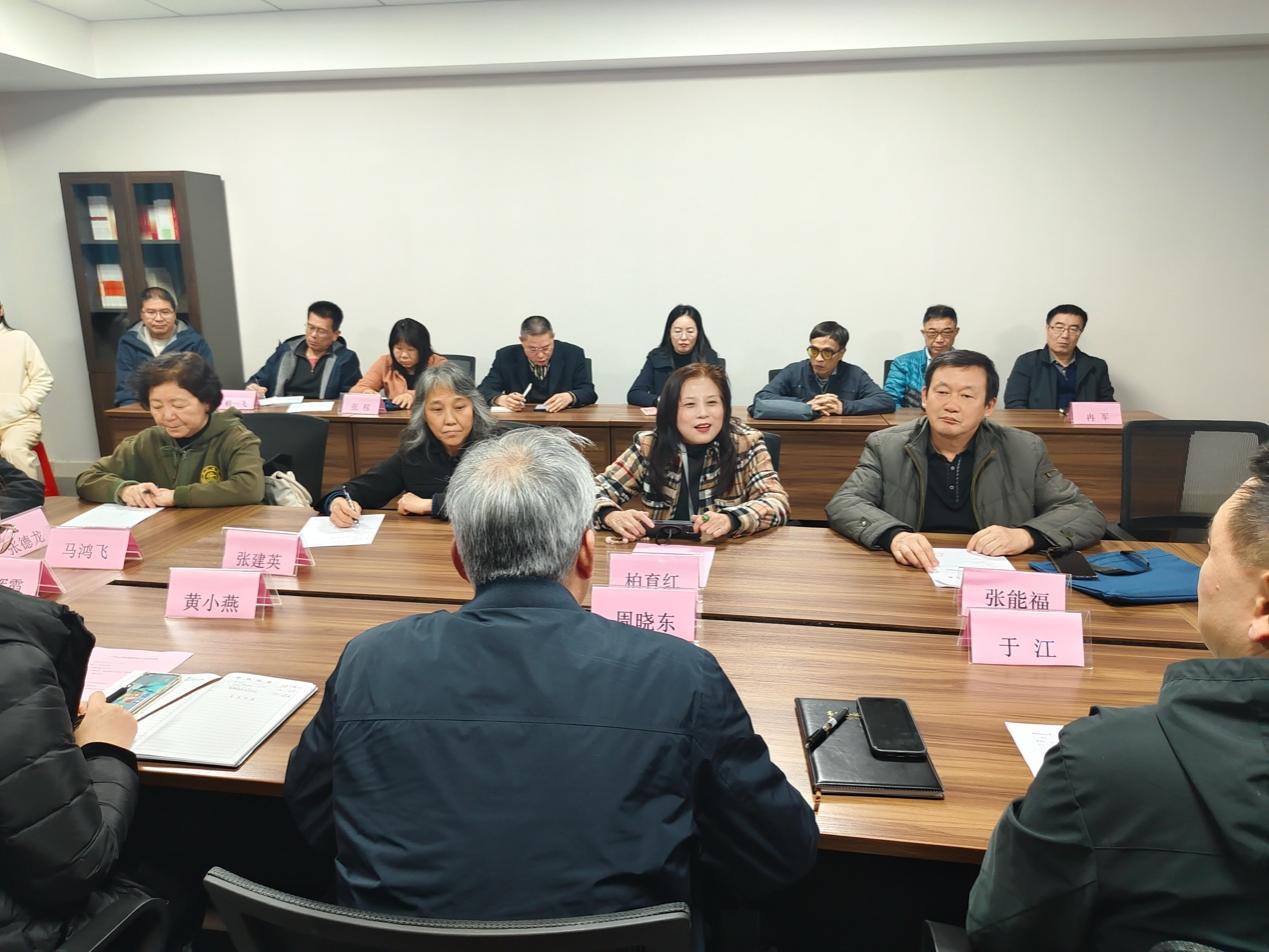 一群人坐在桌子前
AI 生成的内容可能不正确。