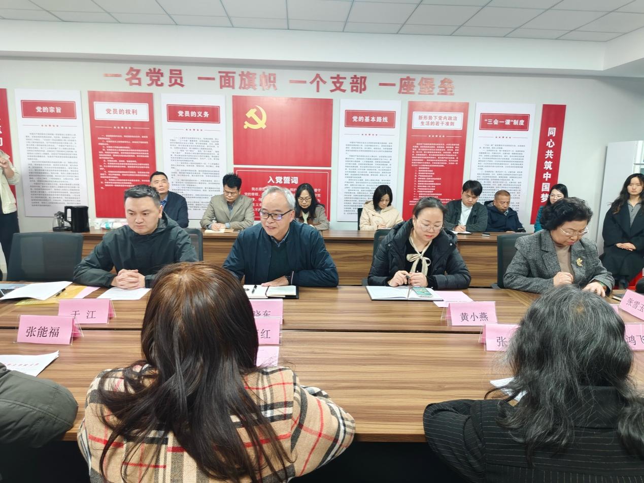 会议室里的人们
AI 生成的内容可能不正确。