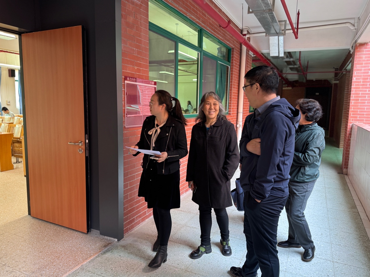 一些人站在人行道上

AI 生成的内容可能不正确。