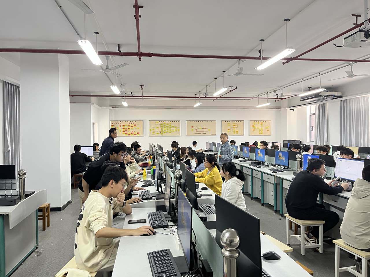 一群人在厨房里工作

AI 生成的内容可能不正确。