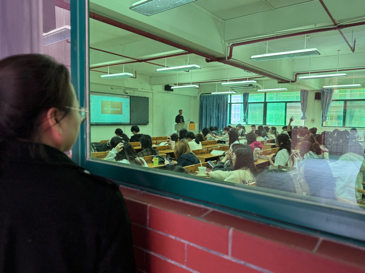 一些人站在柜台前

AI 生成的内容可能不正确。