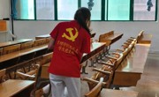 管理学院学生党支部开展美化校园环境志愿服务活动
