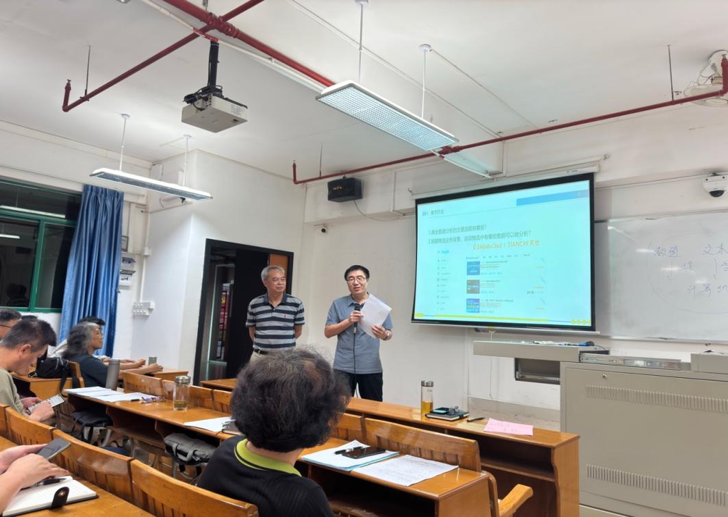 人们在看台上的人在电视前
AI 生成的内容可能不正确。