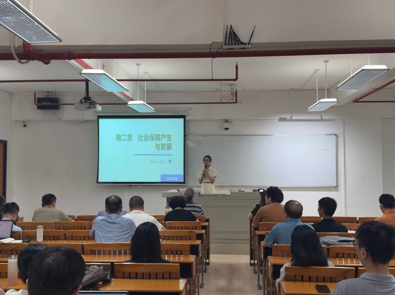 会议室里的人们
AI 生成的内容可能不正确。