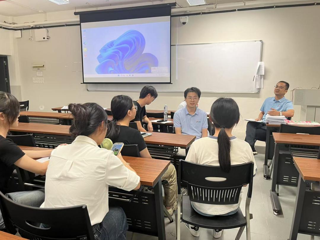 一張含有 室內, 椅子, 傢俱, 服裝 的圖片

AI 生成的内容可能不正确。