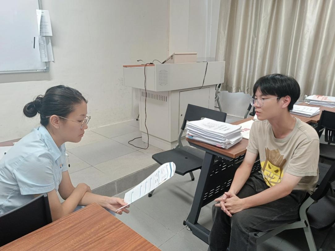 一張含有 人員, 服裝, 室內, 牆 的圖片

AI 生成的内容可能不正确。