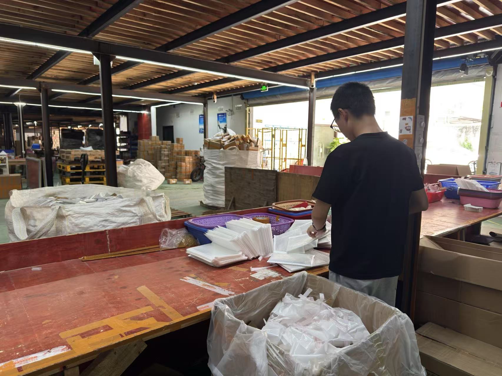 桌子上有许多人在餐厅吃饭

AI 生成的内容可能不正确。