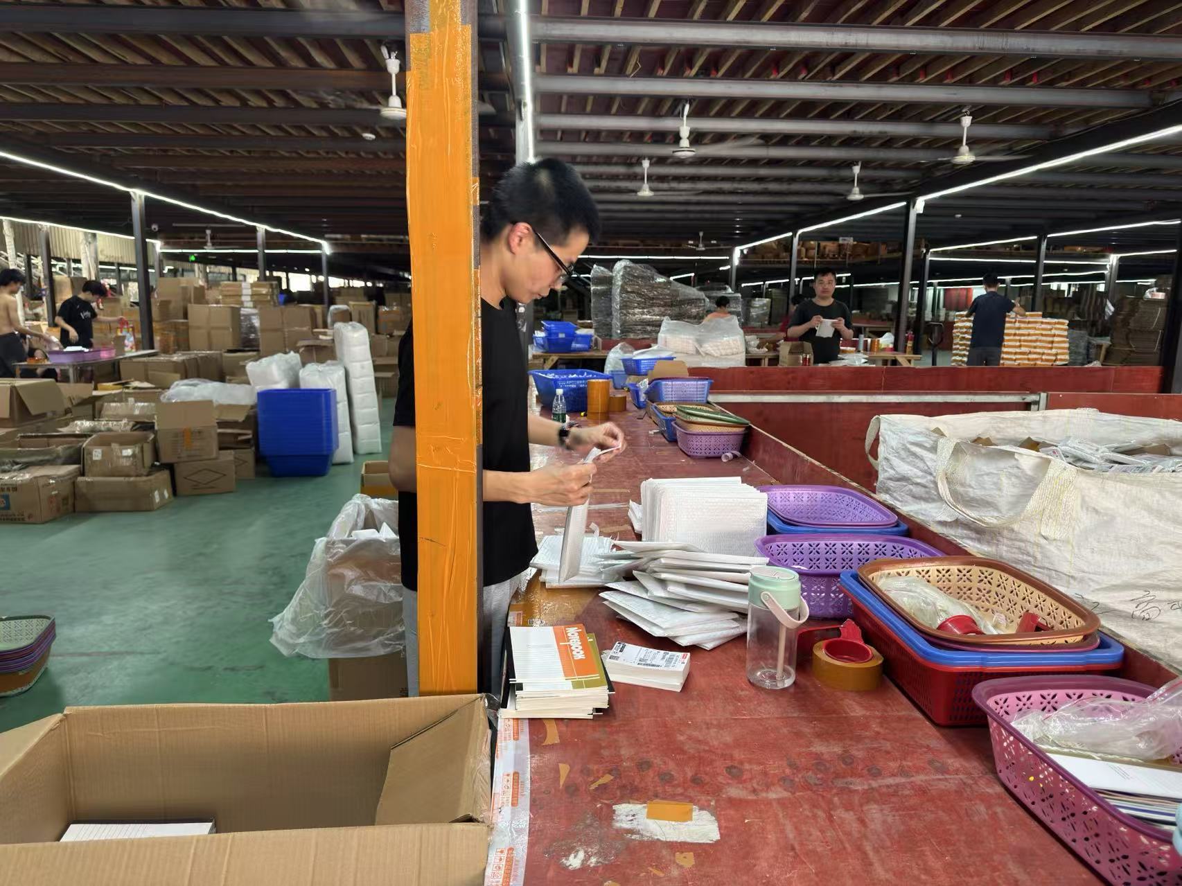 一群人在餐厅用餐

AI 生成的内容可能不正确。