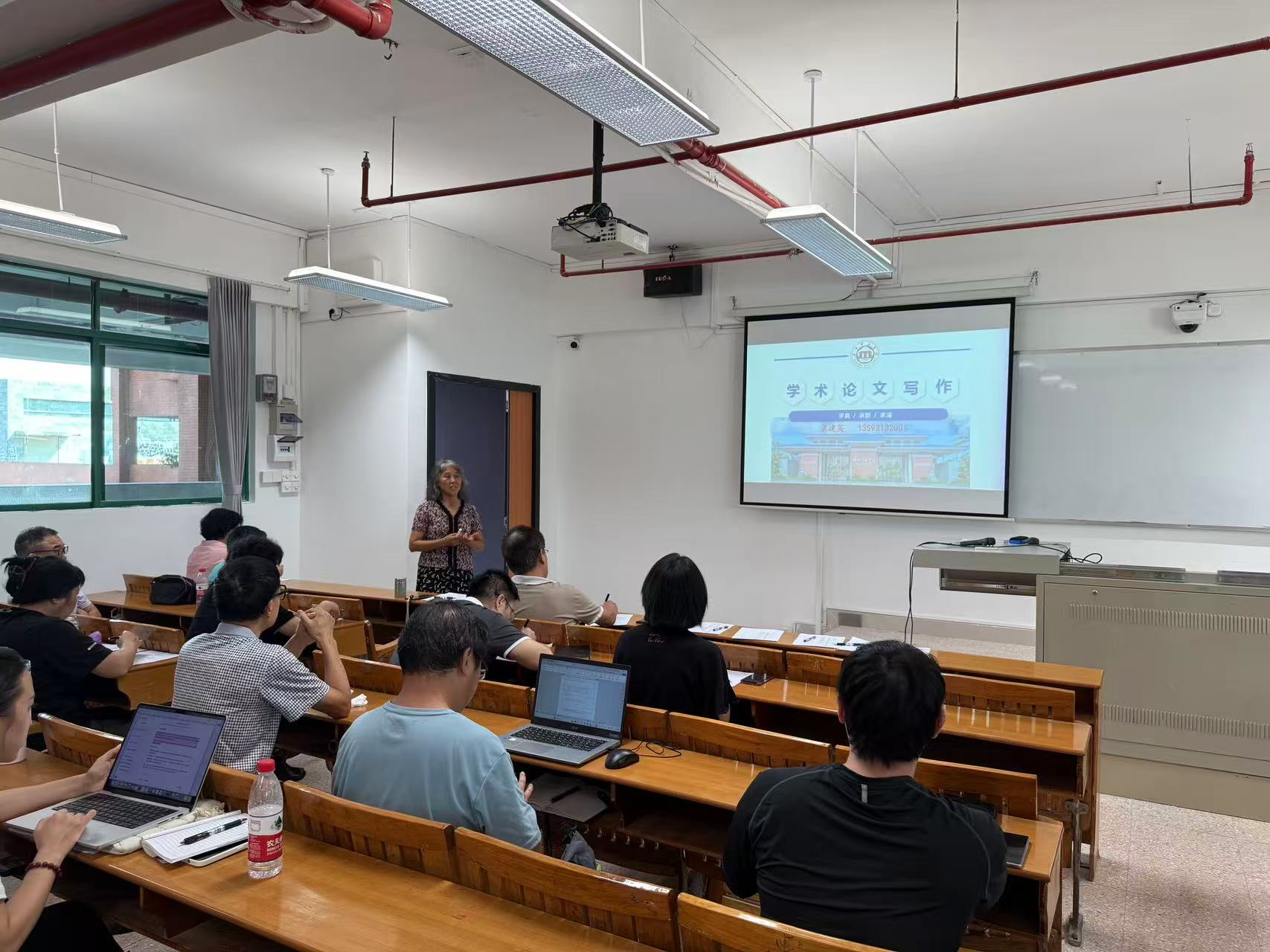 会议室里的人们
AI 生成的内容可能不正确。