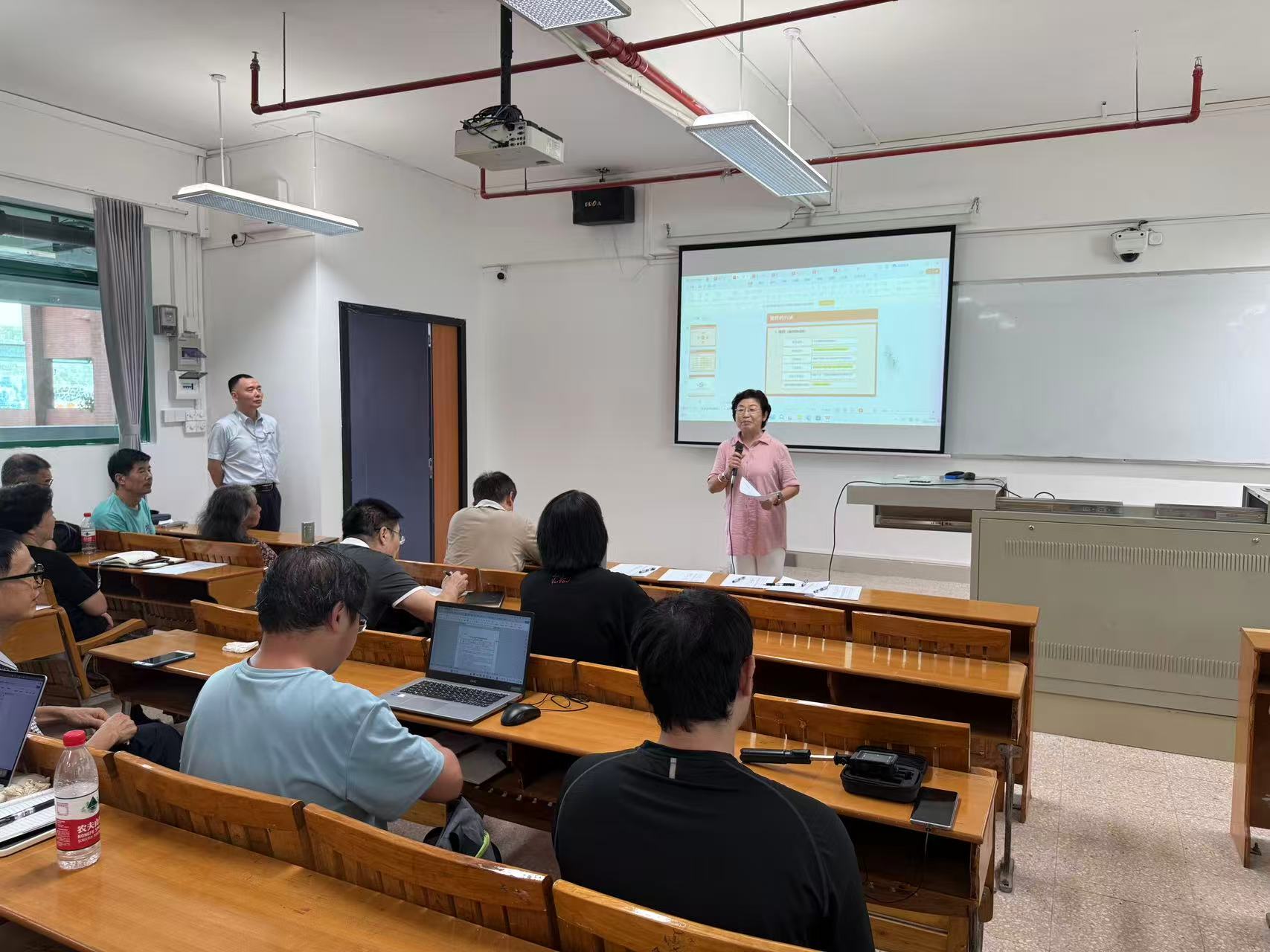 会议室里的人们
AI 生成的内容可能不正确。