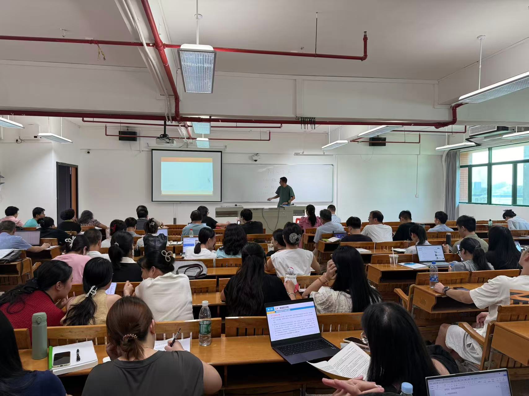 会议室里的人们
AI 生成的内容可能不正确。