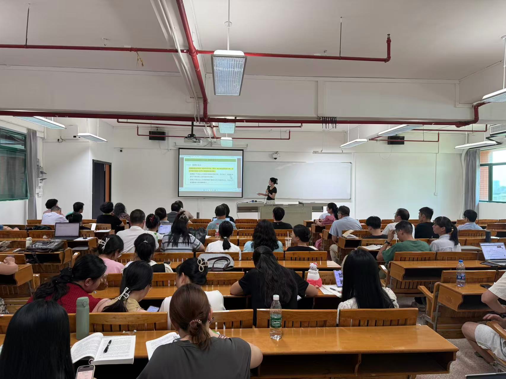 会议室里的人们
AI 生成的内容可能不正确。