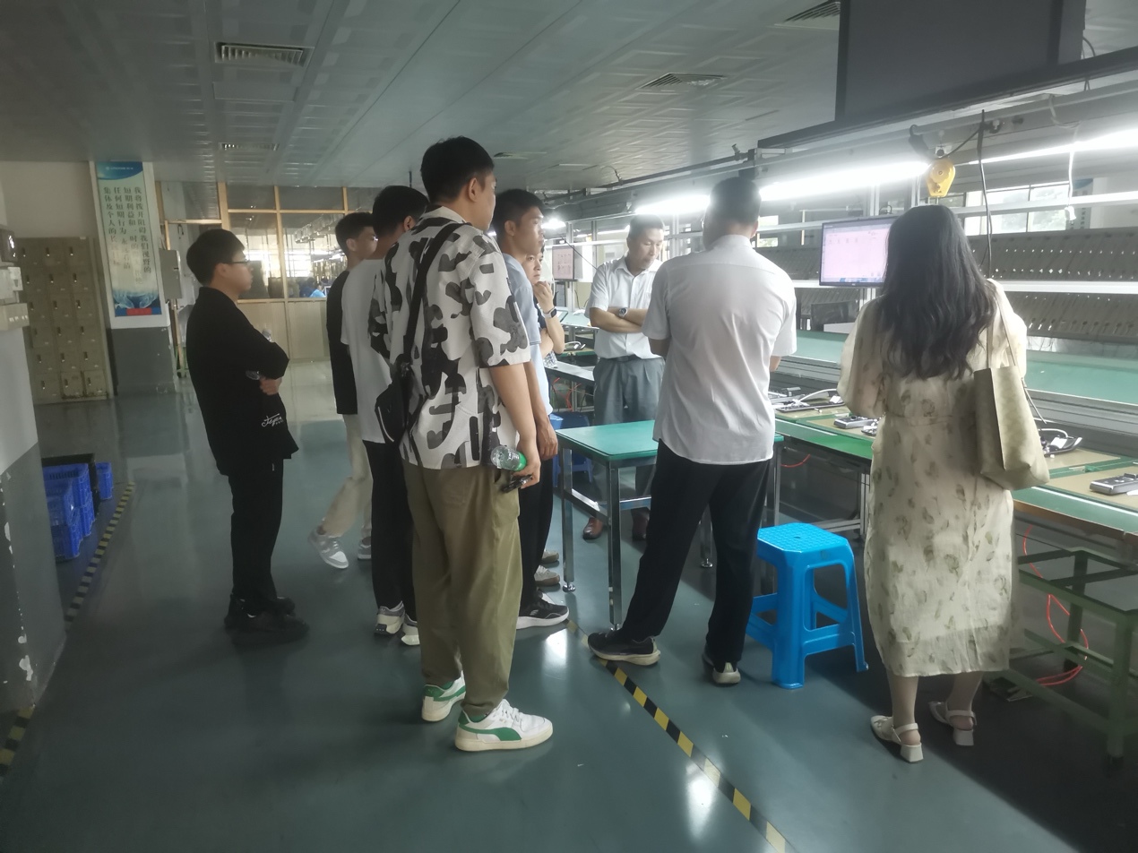 一群人站在室内
AI 生成的内容可能不正确。