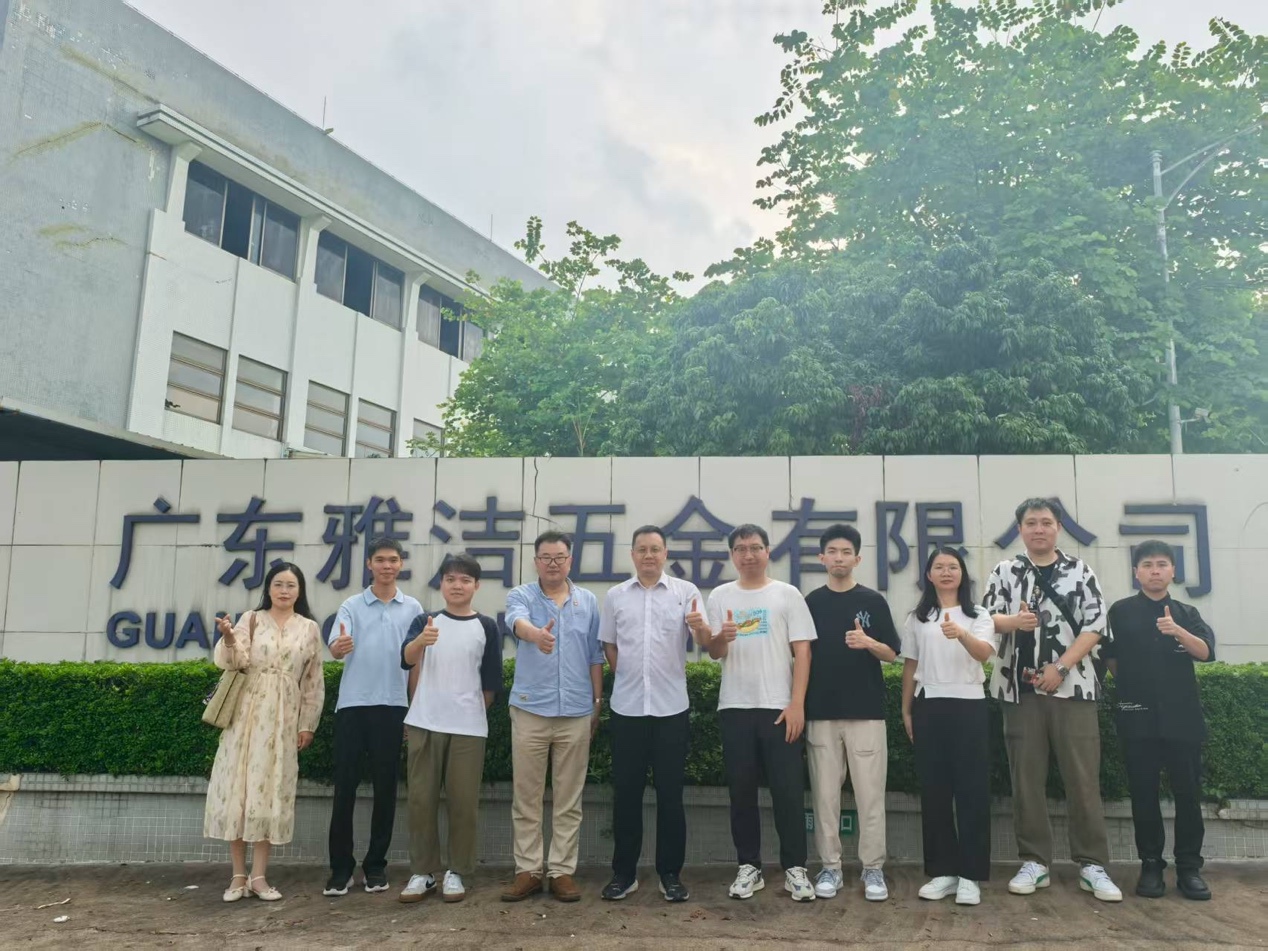 一群人站在房子前面
AI 生成的内容可能不正确。