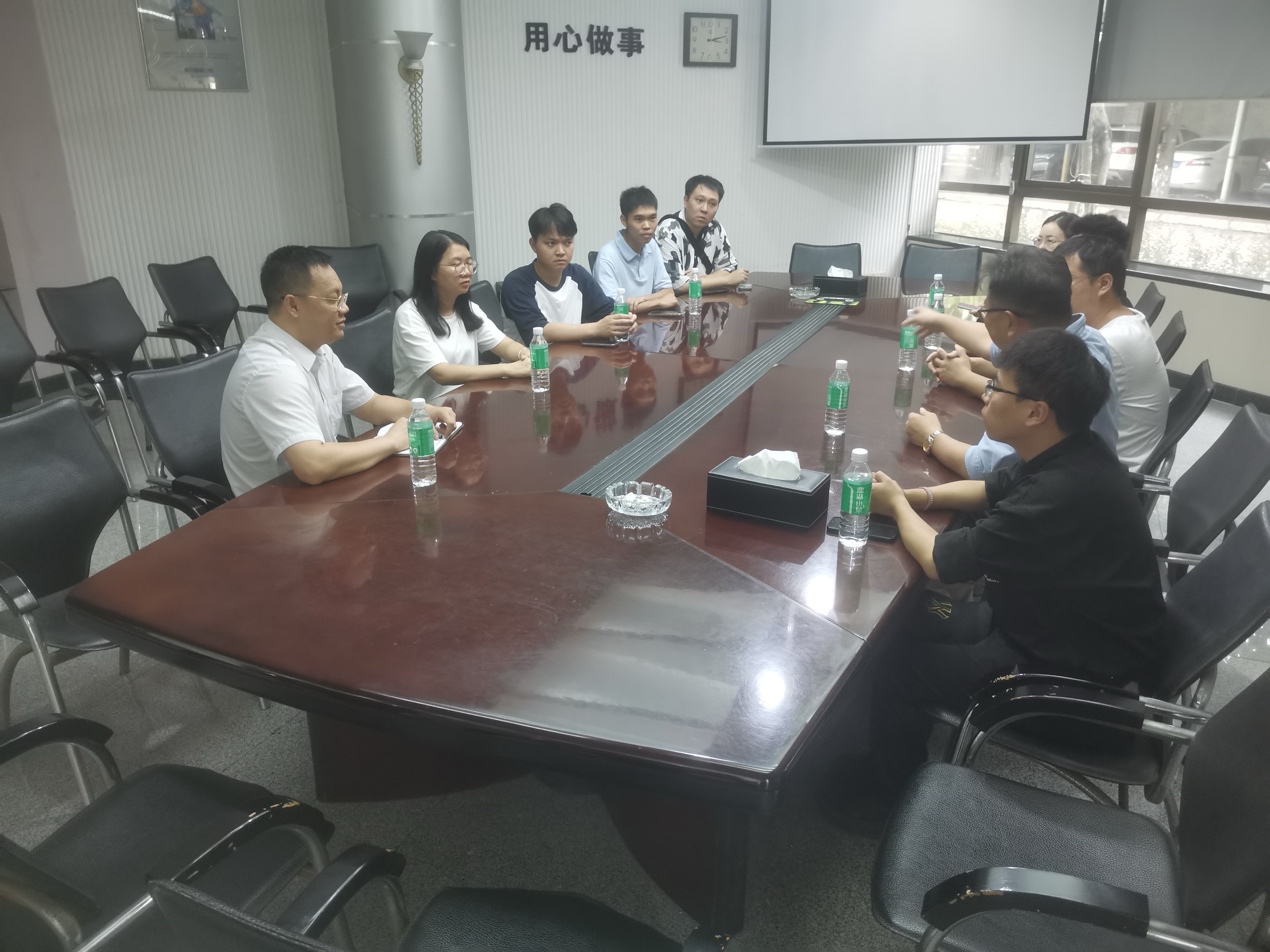 会议室里的人们
AI 生成的内容可能不正确。