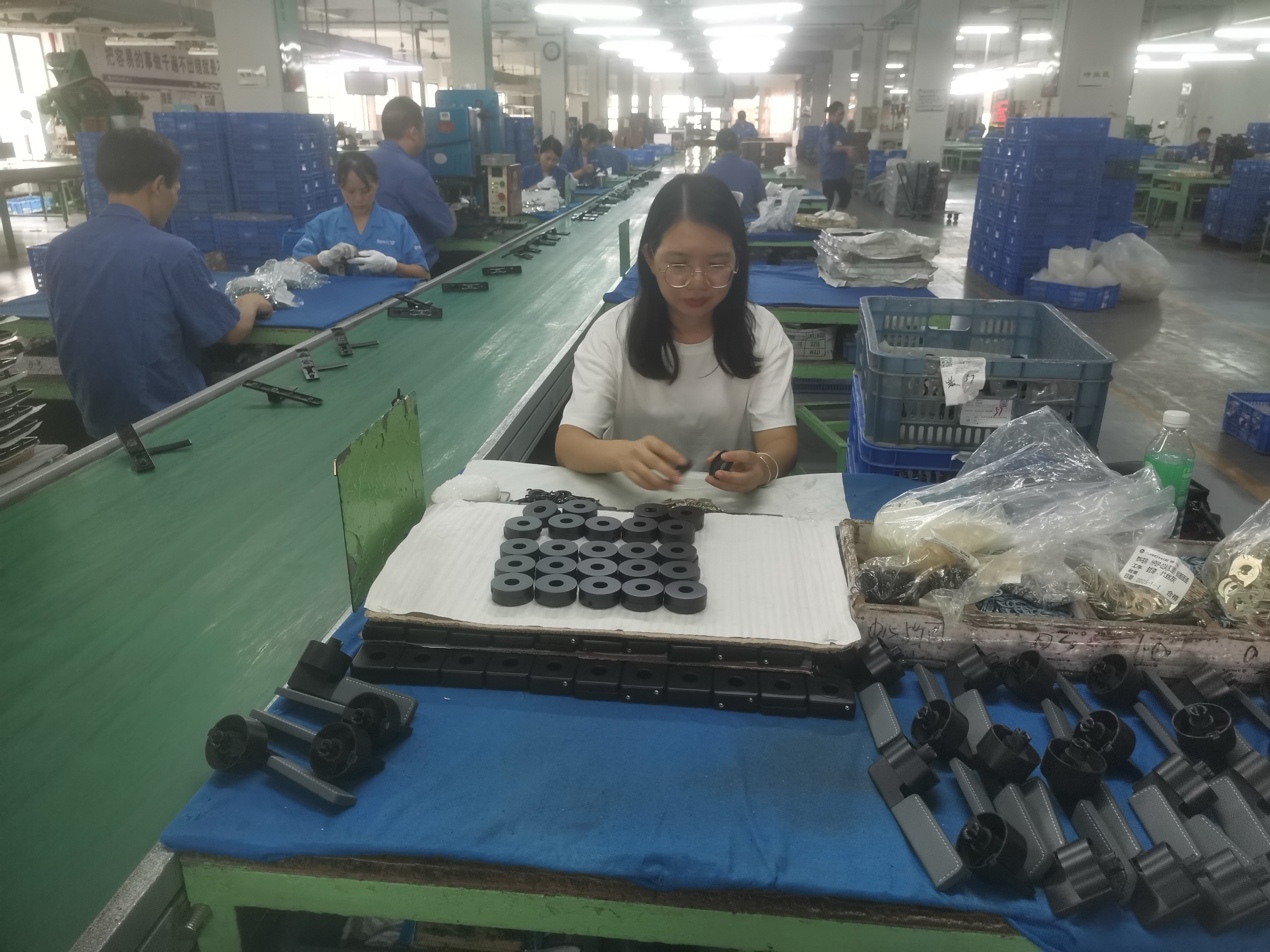 图片包含 室内, 人, 桌子, 绿色
AI 生成的内容可能不正确。