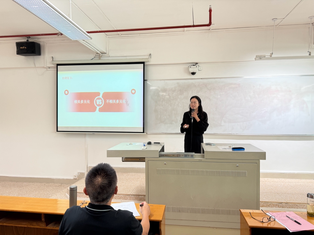 柜台前的男人
AI 生成的内容可能不正确。