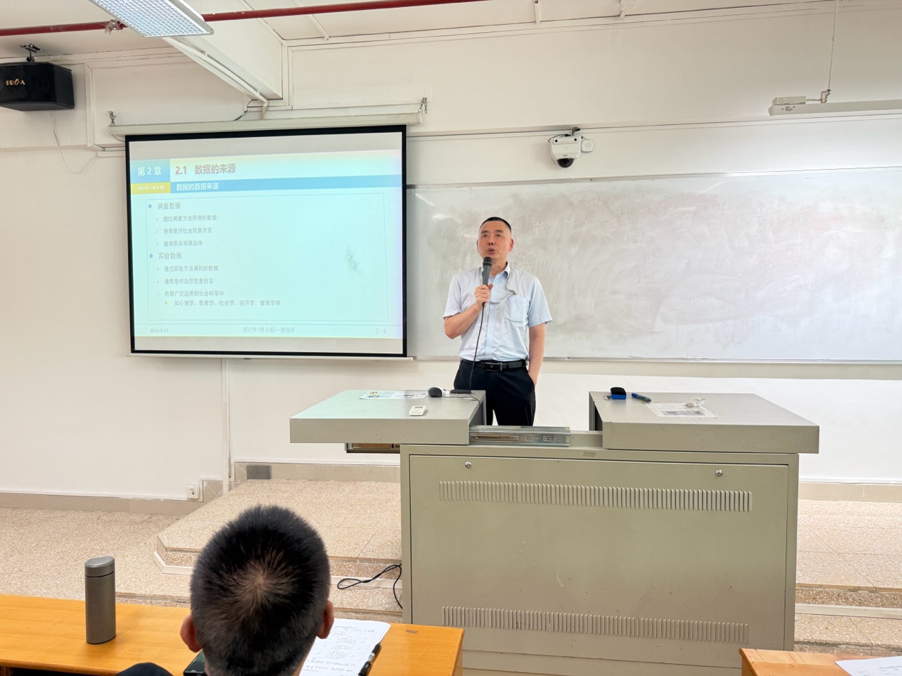 电脑前的人们
AI 生成的内容可能不正确。