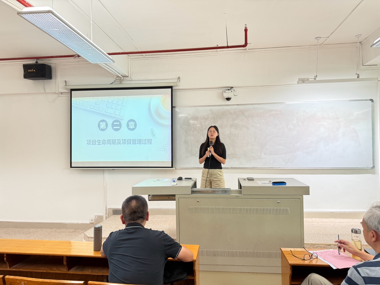 图片包含 室内, 人, 男人, 桌子
AI 生成的内容可能不正确。