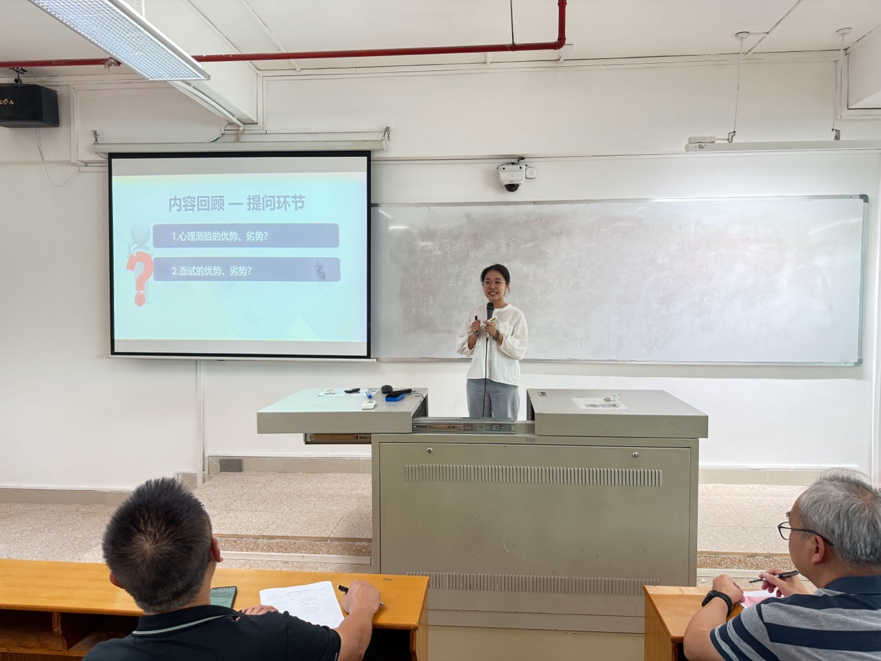 会议室里的人们

AI 生成的内容可能不正确。