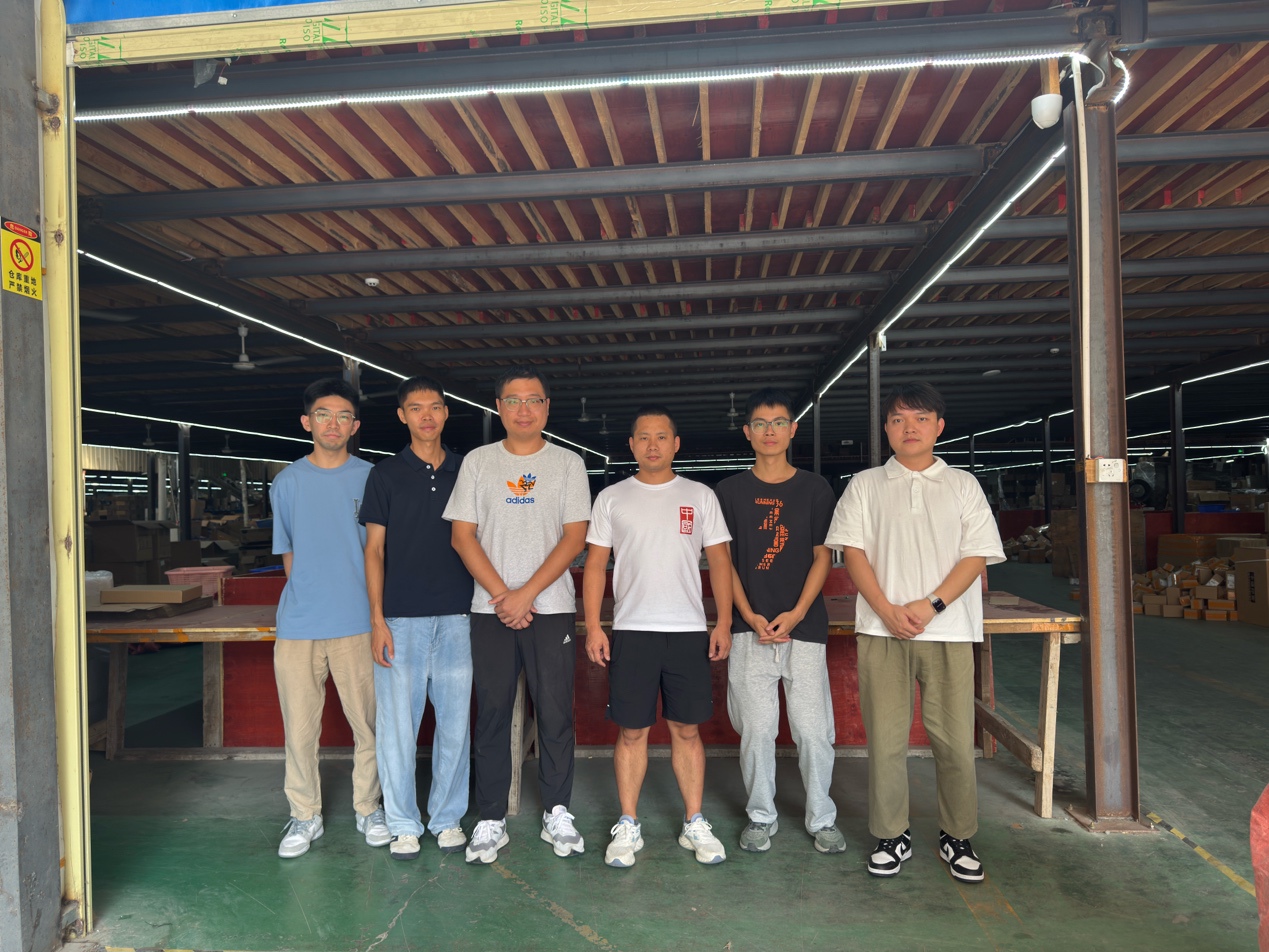 一群人站在楼梯上
AI 生成的内容可能不正确。