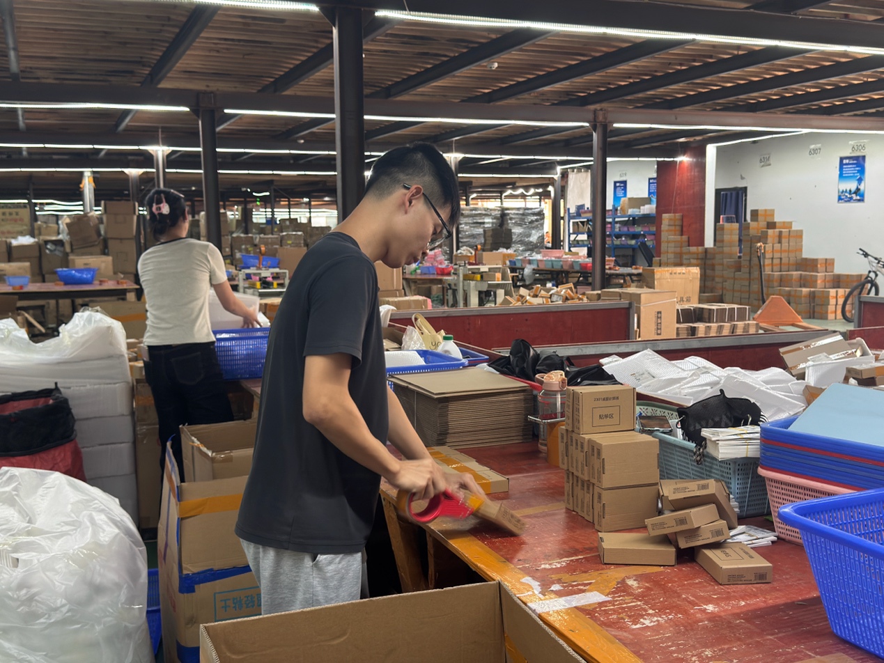 图片包含 人, 室内, 桌子, 建筑
AI 生成的内容可能不正确。