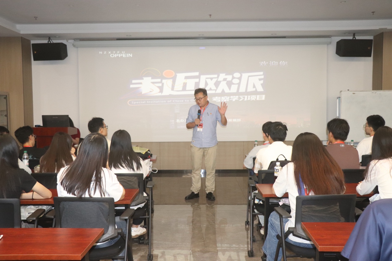 会议室里的人们
AI 生成的内容可能不正确。