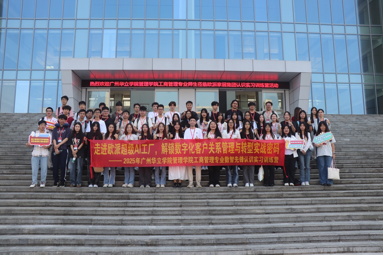 人们站在火车旁
AI 生成的内容可能不正确。