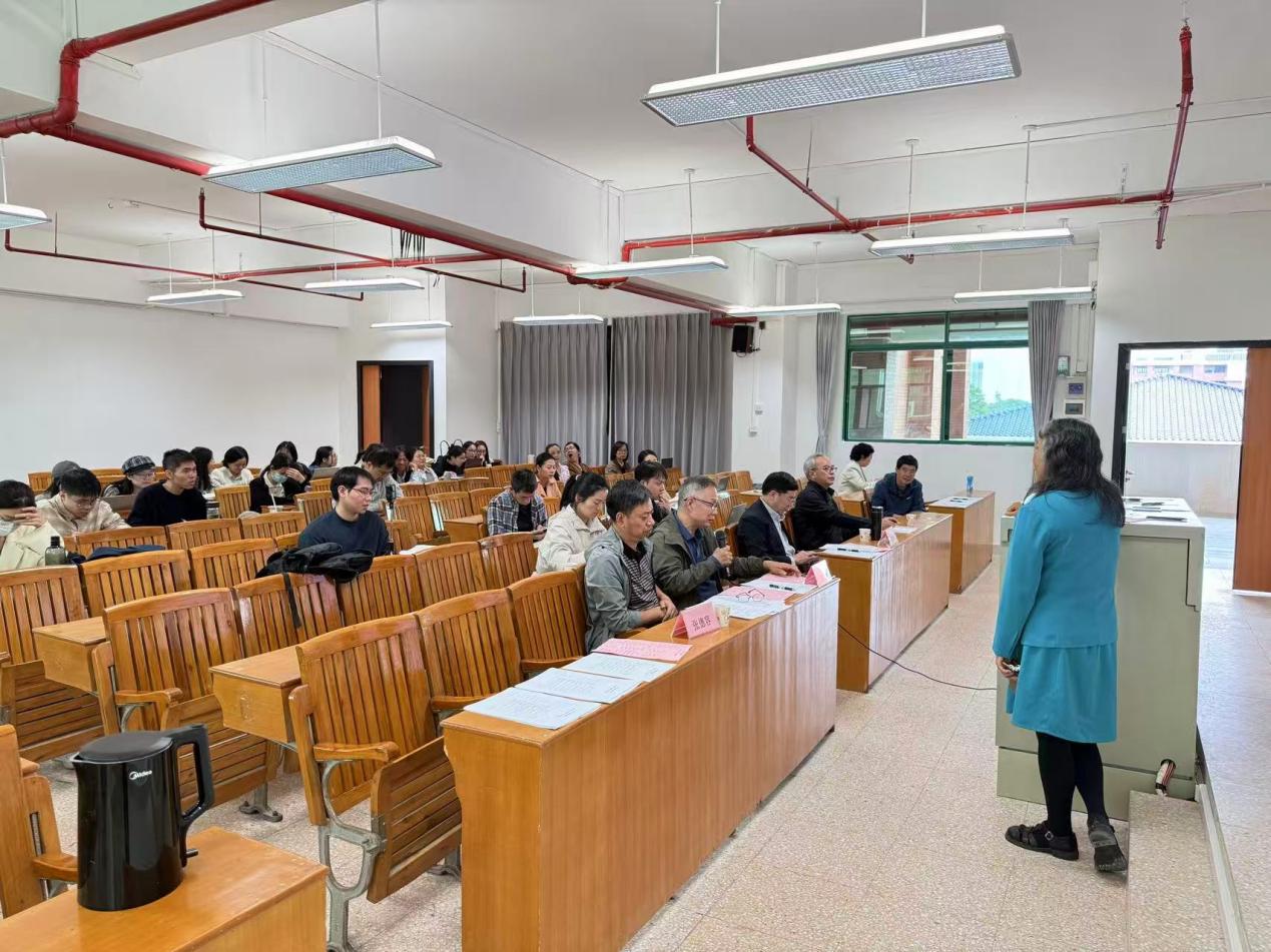 人们站在房间里
AI 生成的内容可能不正确。