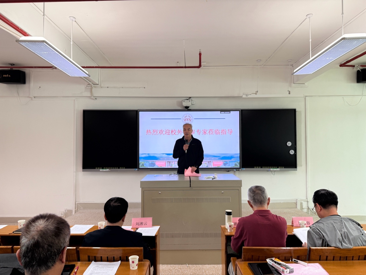 会议室里的人们
AI 生成的内容可能不正确。