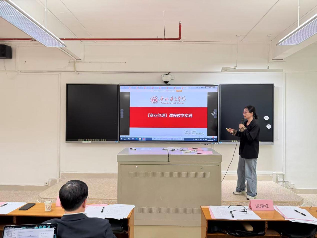 图片包含 室内, 天花板, 人, 桌子
AI 生成的内容可能不正确。