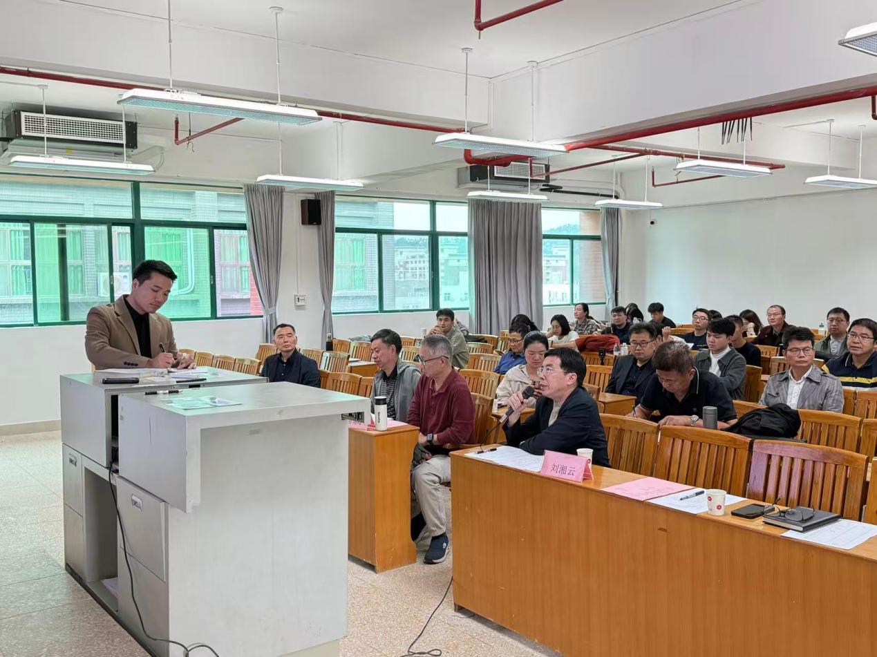 一群人在厨房里工作
AI 生成的内容可能不正确。