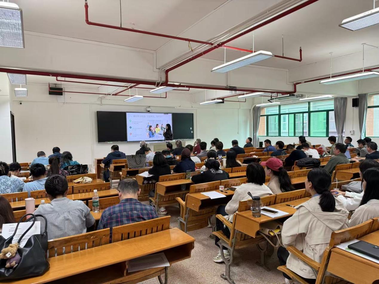 餐厅里的人们
AI 生成的内容可能不正确。