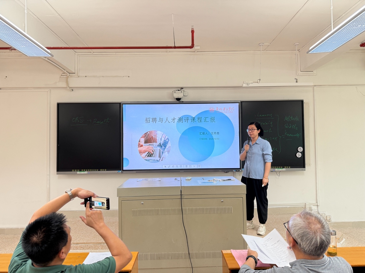 图片包含 室内, 天花板, 人, 男人
AI 生成的内容可能不正确。