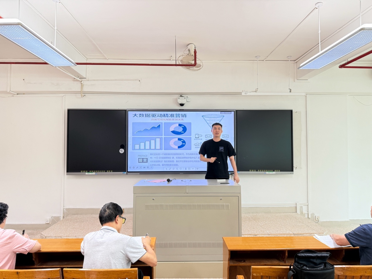 会议室里的人们
AI 生成的内容可能不正确。