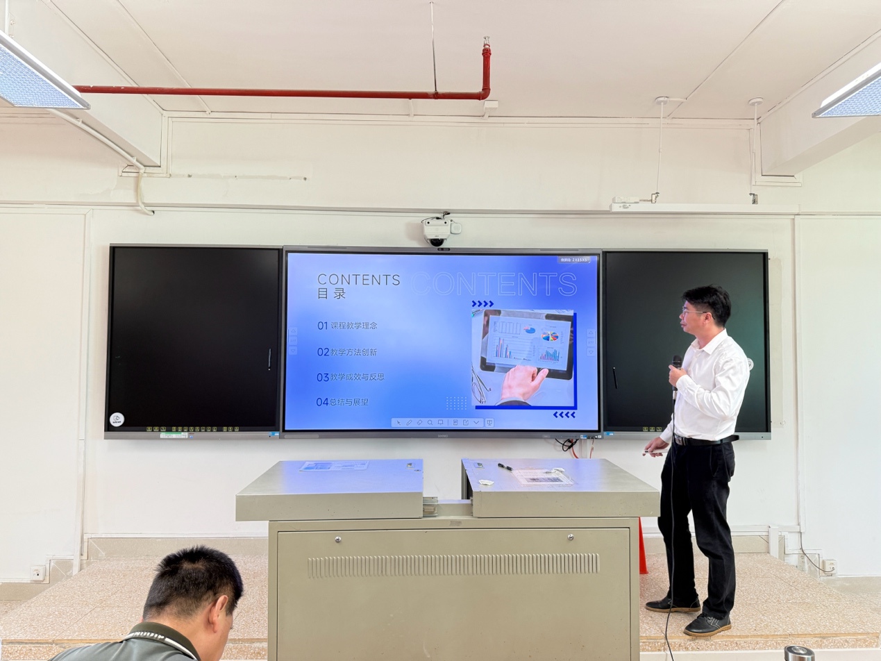 男人们站在房间里
AI 生成的内容可能不正确。