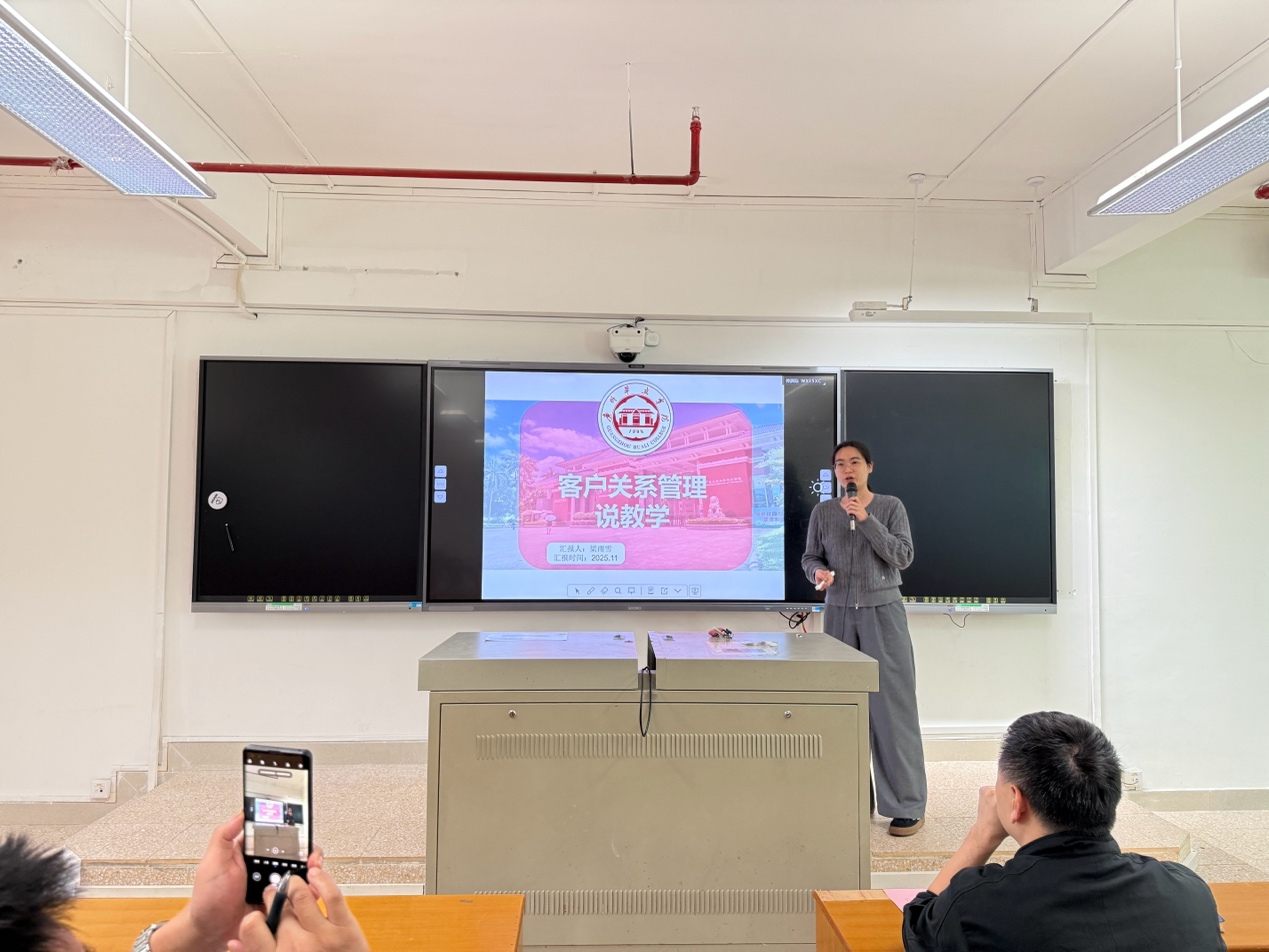 人们在看台上的人在电视前
AI 生成的内容可能不正确。